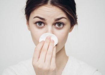 come togliere i punti neri dal naso