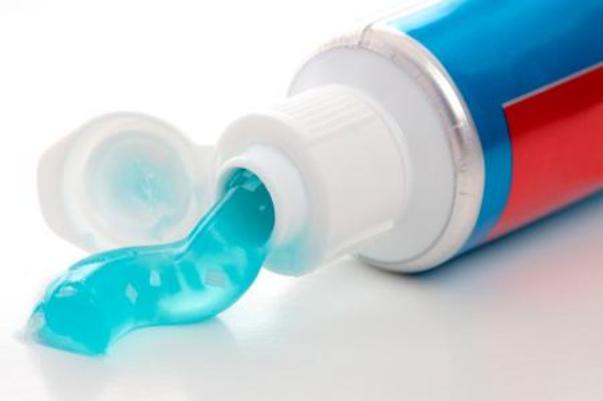 punti neri dentifricio
