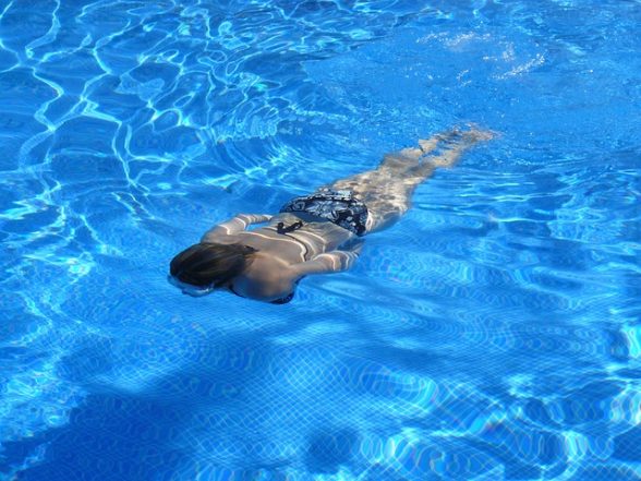 nuoto contro cellulite edemica