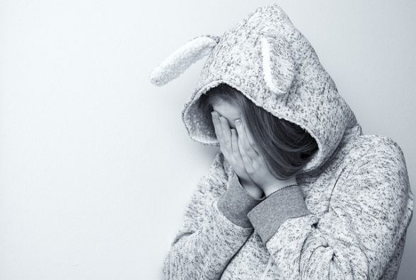 vitiligine ragazza tristezza
