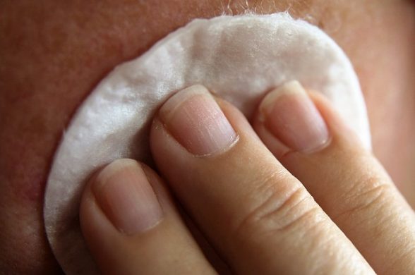 detergere accuratamente il viso