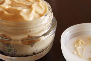 applicare la crema antirughe