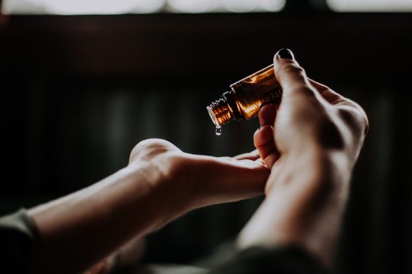 applicare olio di ricino antirughe