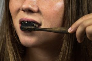 Sbiancamento denti con il carbone vegetale