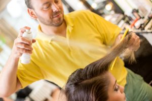 La lacca e il gel fanno cadere i capelli